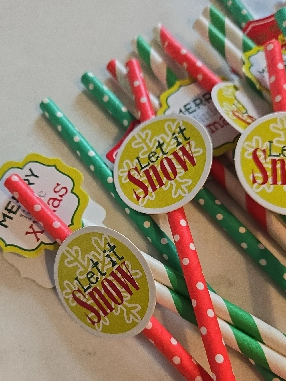 18 Festive Red & Green Holiday Paper Straws with Seasonal Tags